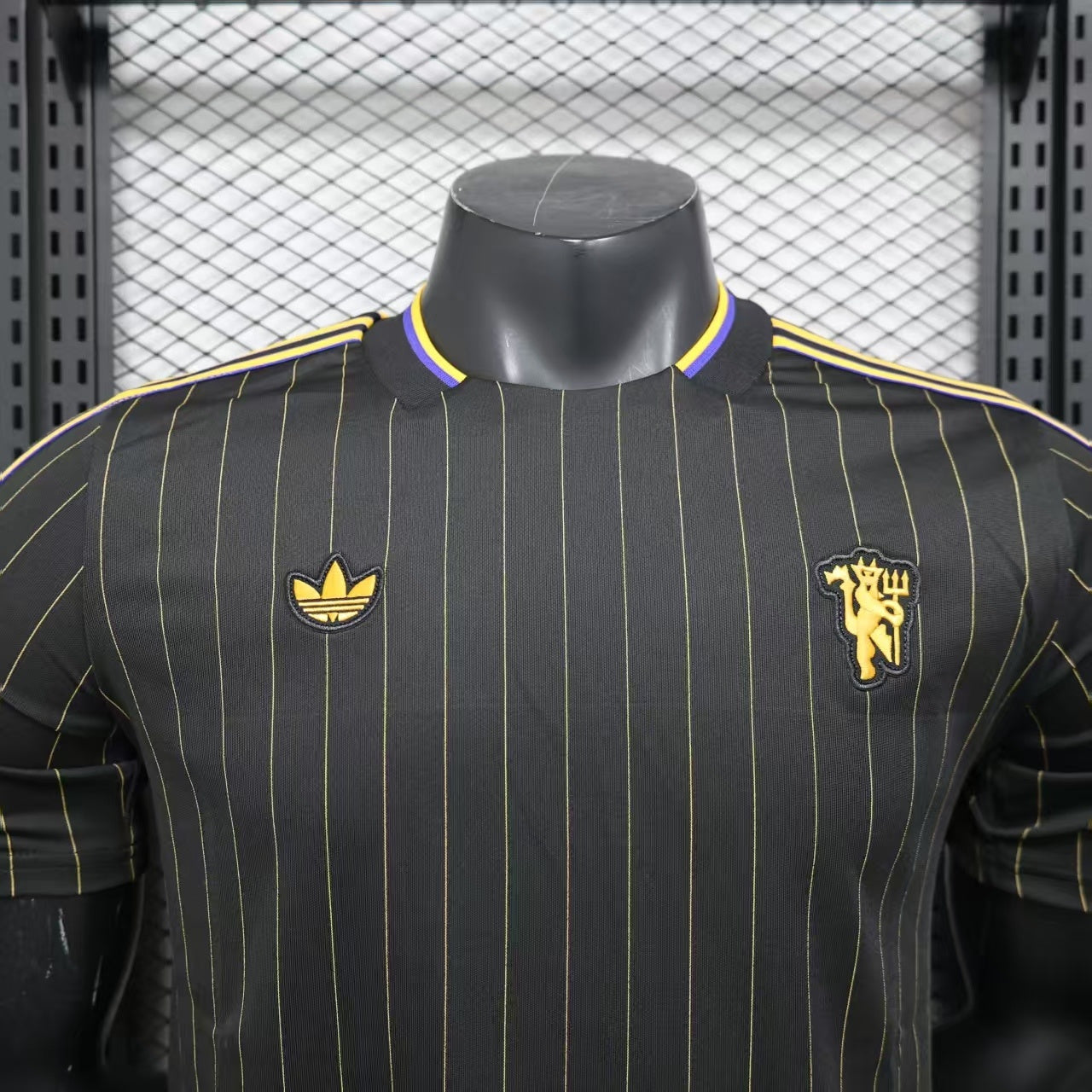 Manchester United Terrace Icon_White&Black 25/26