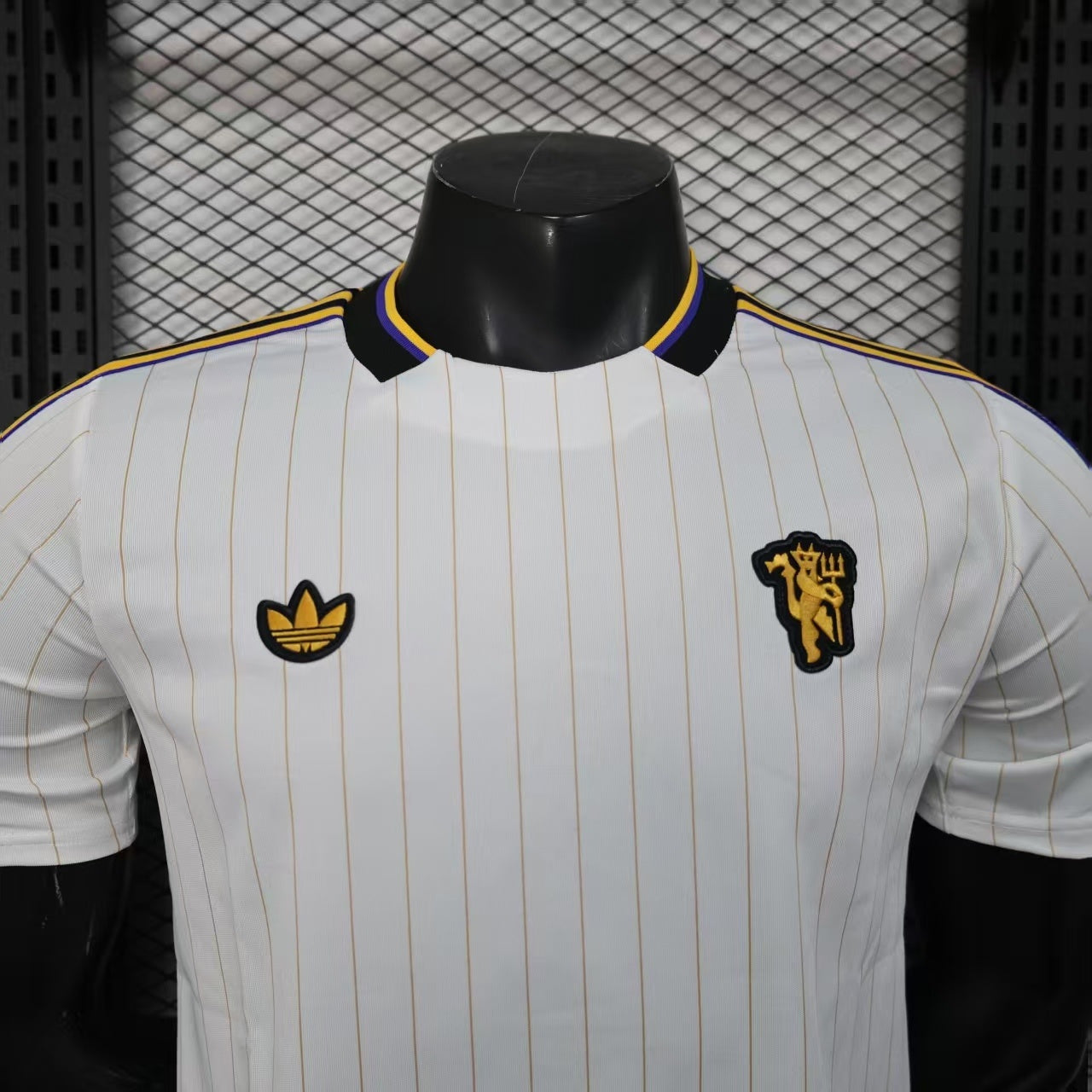 Manchester United Terrace Icon_White&Black 25/26