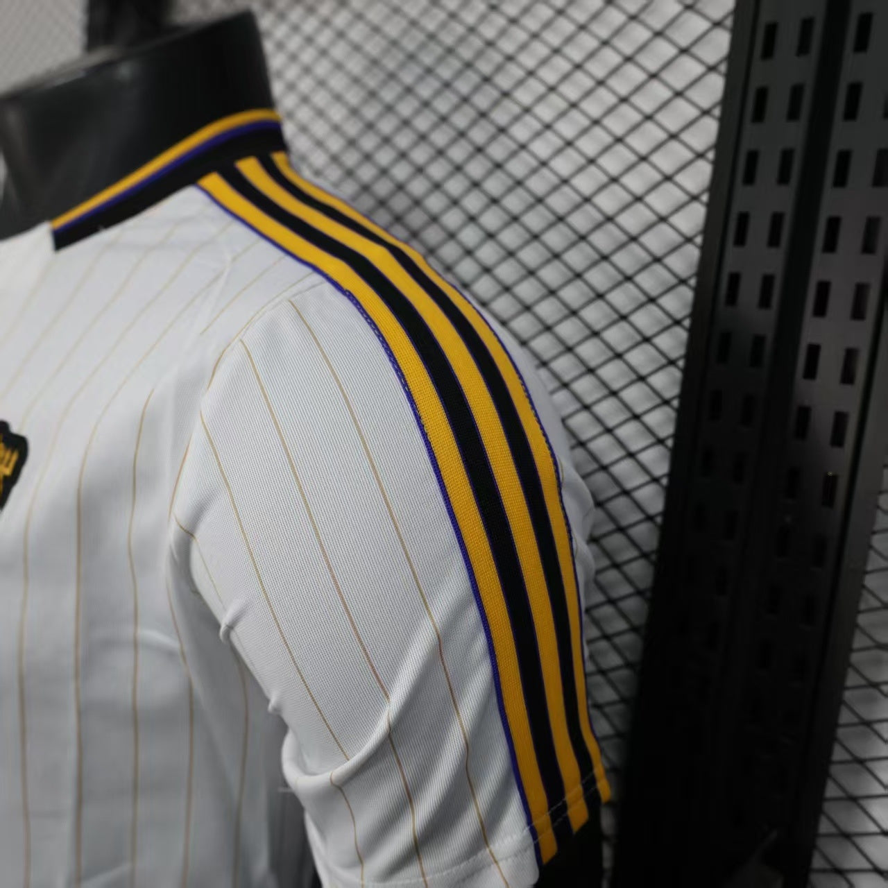 Manchester United Terrace Icon_White&Black 25/26